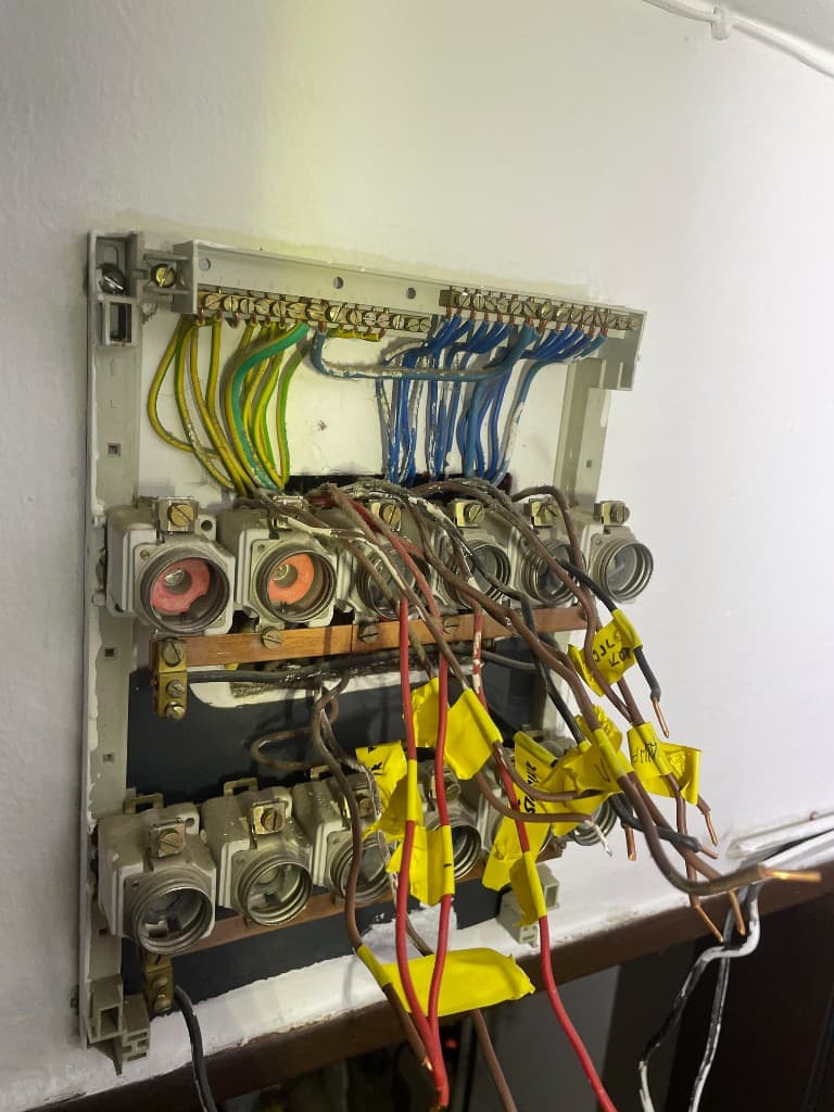 Profesionalna montaža razdelilne omarice Schneider Electric