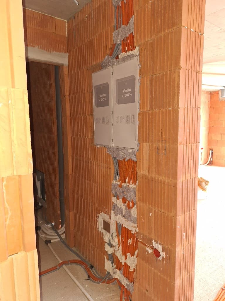 Sončna elektrarna na rdeči strehi