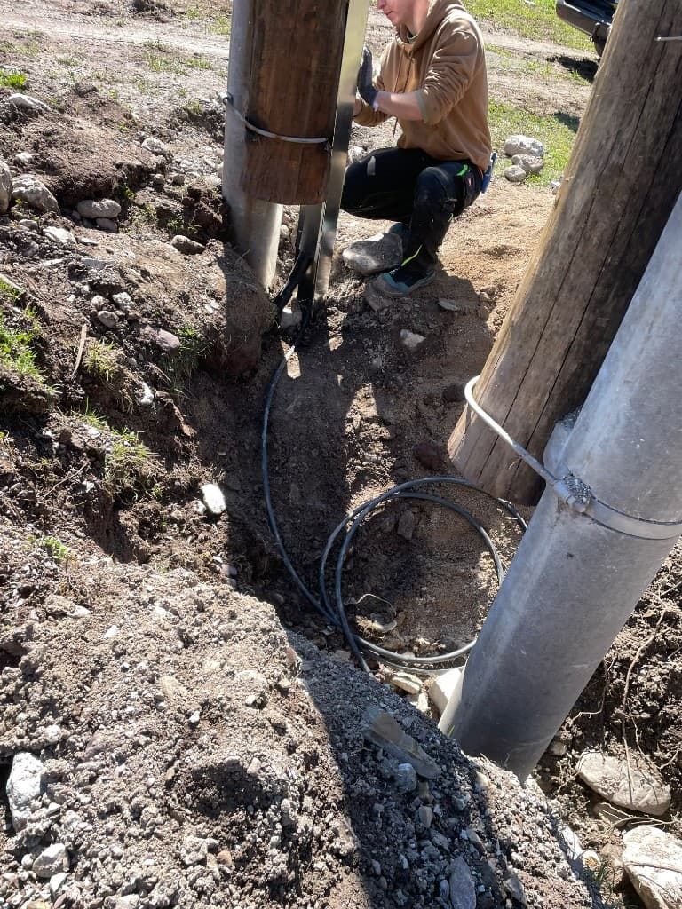 Postavitev temeljev za električne drogove