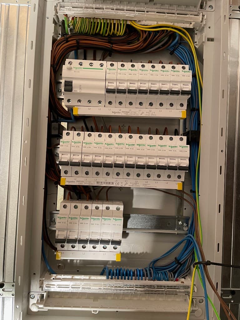 Elektroinštalacija v fazi suhe montaže