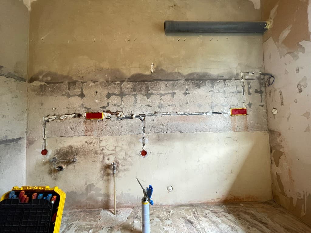 Vgradnja elektro cevi v opečni zid