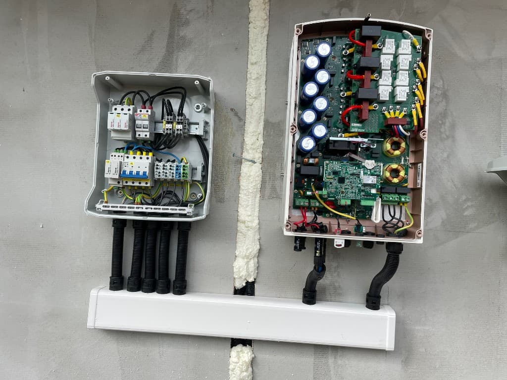 Montaža sončne elektrarne – pretvornik in razdelilna omarica